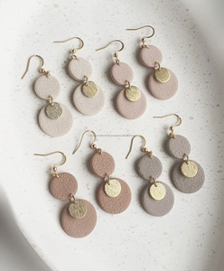 Boucles d'oreilles pendantes en résine orange avec clous dorés bel ensemble de boucles d'oreilles en résine pour femmes boucles d'oreilles en résine modernes - Product Image 3