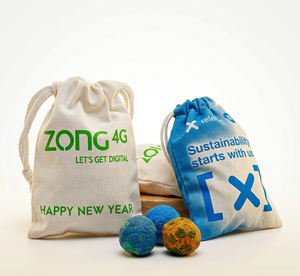 Étiquettes suspendues personnalisées de luxe en gros avec logo, en papier écologique et plantable pour vêtements, chaussures et emballages de mode - Product Image 5