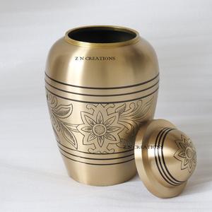 Urna Funeraria Tribanda de Latón Premium para Cenizas Humanas, Diseño Personalizado Hecho a Mano - Product Image 3