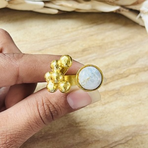 Bagues en pierre de lune au design unique, bague bohème en laiton pour femmes, plaqué or 18 carats, grappes de bulles, design ethnique pour la vente en gros/OEM/ODM - Product Image 4
