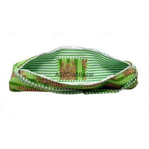 Sac de week-end matelassé en coton imprimé floral, style bohème moderne, pour yoga et plage, avec patchs et motifs imprimés à la main, écologique et durable - Product Image 3