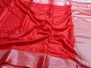 ผ้าไหมลายดอกไม้สีเหลืองแบบโคนิเฟอร์ พร้อมขอบผ้าปักดิ้นทองอย่างดี ผ้าส่าหรีอินเดียแบบดั้งเดิมสำหรับงานแต่งงานและงานเฉลิมฉลอง มีสินค้าพร้อมส่ง - Product Image 2