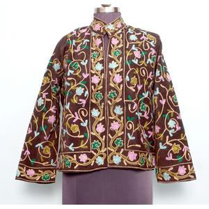 เสื้อแจ็คเก็ตฤดูหนาวสไตล์โบฮีเมียนสำหรับผู้หญิง งานฝีมือปักลายดอกไม้ ผ้าเนื้อนุ่มสีครีม งานเย็บปักถักร้อยหลากสีสันลายดอกไม้ - Product Image 1