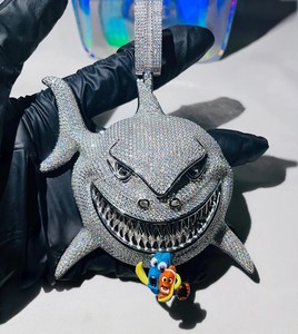 Pendentif de fête Hip Hop en argent sterling plaqué or blanc 14 carats avec moissanite de laboratoire et motif requin, style tendance - Product Image 1