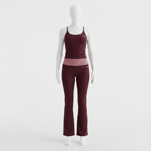 Conjunto de Yoga para Mujer en Rosa Borgoña con Contraste, Top Camiseta y Leggings de Cintura Alta con Corte Acampanado, Ropa Deportiva para Gimnasio y Entrenamiento - Product Image 1