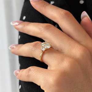 Anillo de Tres Piedras con Diamantes Cultivados en Laboratorio de 2 Quilates, Ovalados y de Media Luna, Anillo de Compromiso de Oro de 14k con Tres Piedras Ovaladas, Certificado IGI - Product Image 4