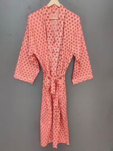 Bata de dormir para mujer con estampado floral coral, manga tres cuartos, largo completo, tejido suave y cierre con cordón - Product Image 1