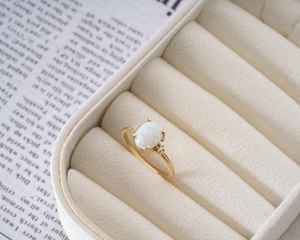 Anillo de Ópalo en Plata de Ley 925 con Baño de Oro Vermeil de 14K, Ópalo Ovalado con Detalles de Circonita Cúbica, Anillo Delicado con Piedra de Nacimiento de Octubre, Anillo Etéreo - Product Image 4