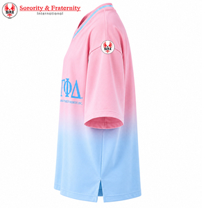 เสื้อยืดโอเวอร์ไซส์สีชมพูไล่เฉดฟ้าอ่อน คอวี แขนสั้น พิมพ์ลายตัวอักษรกรีก สำหรับสตรีชมรมแกมมา ไพ เดลต้า - Product Image 3