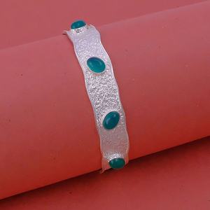 Bracelet ouvert en laiton texturé géométrique avec cabochon ovale en onyx vert naturel, plaqué argent, fait à la main, réglable, tendance - Product Image 4