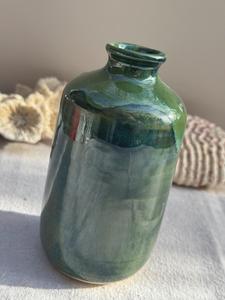 Vase d'appoint en céramique chic avec glaçure mouchetée couleur sauge douce, forme moderne arrondie, idéal pour la décoration élégante des étagères et des tables - Product Image 6