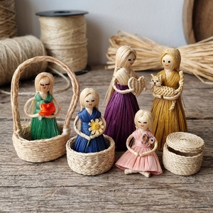 Panier en paille avec poupée faite à la main en robe verte tenant une fleur rouge pour la décoration de Pâques - Product Image 6