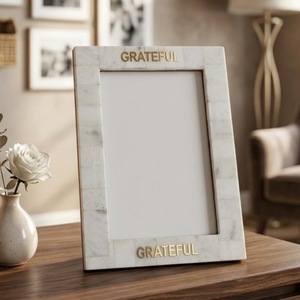 Cadre photo en marbre blanc avec texte doré « Grateful », cadre photo de luxe fait main, décoration moderne pour la maison, cadeau pour un anniversaire ou un mariage - Product Image 1