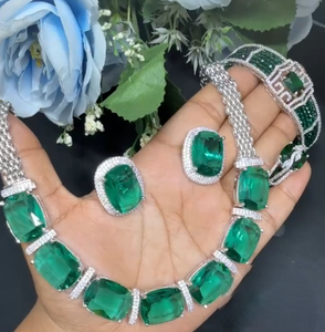 Magnifique ensemble collier et boucles d'oreilles plaqué argent de qualité supérieure, style classique, idéal pour les mariages et événements. - Product Image 2