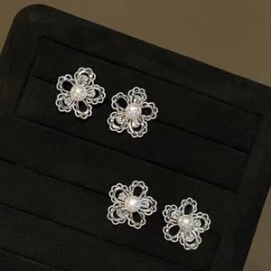 Pendientes Clásicos y Sencillos de Perlas de Agua Dulce en Forma de Arroz, Plata S925 con Perlas Blancas Brillantes - Product Image 3