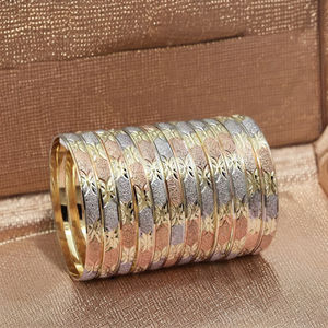 ขายส่งชุดกำไลชุบทอง3โทนเครื่องประดับกำไลแฟชั่นชุดกำไลทองเหลืองสามสีกำไลข้อมือสีทองหลายโทน - Product Image 5