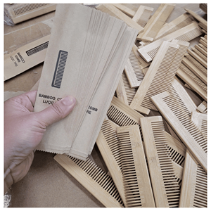 Peine de bambú pulido, material de madera de bambú para el cuidado personal del cabello y uso en salones de belleza, origen Vietnam. - Product Image 5