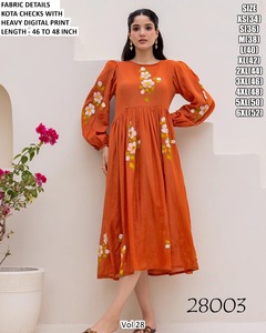 Robe de bal mi-longue en tissu non tissé Blossom Breeze, broderie florale, respirante et confortable - Product Image 4