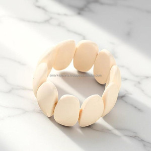 Brazalete elástico con cuentas de resina roja a la moda para mujer, brazalete grueso hecho a mano a la moda, joyería, accesorio de muñeca para uso diario - Product Image 5