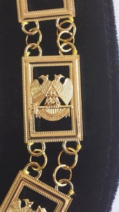 Collier de Maçonnerie du Rite Écossais du 32e Degré – Emblèmes en Métal Doré avec Support en Velours Noir, Artisanat en Laiton - Product Image 2