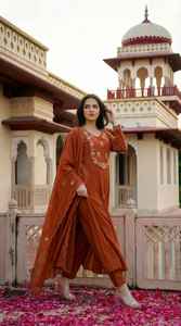 Ensemble Kurta de style ethnique décontracté en soie Chanderi avec broderie florale, coupe régulière, longueur standard, idéal pour les fêtes, séchage rapide - Product Image 1