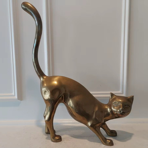 Sculpture décorative unique en laiton en forme de chat pour centre de table, table basse, salon et accent d'intérieur haut de gamme - Product Image 1