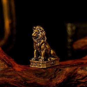 Statue de lion en laiton assis, figurine dorée avec socle, décoration de table, ornement artisanal en laiton massif - Product Image 1