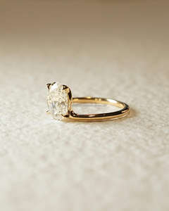 Anillo de Diamantes con Corte Oval Brillante en Oro Amarillo de 10K/14K/18K, Elegante y Atemporal, para Compromiso, Boda, Aniversario, Joyería Fina para Mujer - Product Image 2