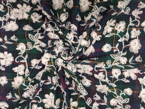 Tissu à carreaux brodé floral 3D de luxe en promotion – Base en coton tartan vert foncé et bleu marine avec fleurs en relief blanc ivoire - Product Image 5