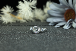 Anillo de compromiso de moissanita con engaste de bisel, plata de ley 925, corte redondo, anillo de diamantes para mujer, anillo de boda de tres piedras, venta al por mayor - Product Image 4