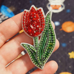 Broche Tulipe Rouge Faite à la Main avec Perles Scintillantes et Broderie de Perles de Verre, Élégante Épingle Florale pour Mariage et Tenues de Cérémonie - Product Image 1