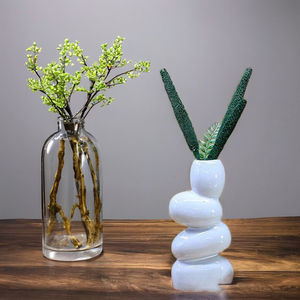 Artisanat abstrait moderne en céramique blanche avec des tiges botaniques vertes, décoration minimaliste pour la maison, nature morte sur table en bois - Product Image 4