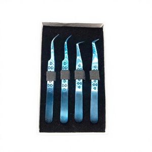 Juego de 5 Pinzas para Pestañas con Recubrimiento de Plasma Azul, Diseño de Corazón en Acero Inoxidable, 4 Piezas con Empaque en Caja Blanca - Product Image 1