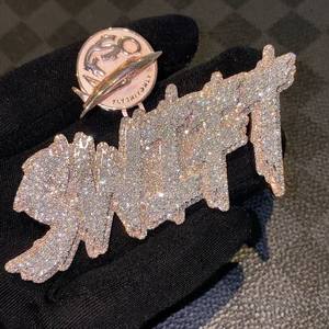 จี้รูปตัวอักษร Mr. Ku ชุบทองคำแท้ 14K ผลิตจากโลหะผสมสังกะสี ประดับเพชรทรงเหลี่ยมเจียระไนแบบ Brilliant Cut ฝังแบบ Bezel Set ได้รับการรับรองจาก IGI เหมาะสำหรับเป็นของขวัญสไตล์ฮิปฮอปสำหรับทุกเพศ - Product Image 1
