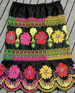 Faldas Polinesias Bordadas a Mano, Ropa Hawaiana en Suave Algodón Pakistaní, Faldas Informales Transpirables Bordadas de Pohnpei - Product Image 4