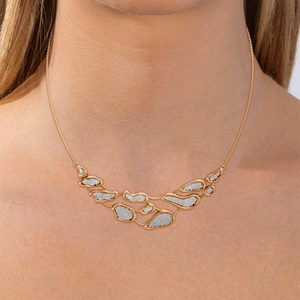 Collar de lujo con motivo de hoja de diamante redondo brillante en oro – Joyería de diamantes contemporánea inspirada en la naturaleza para mujer - Product Image 1