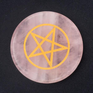 Plaque de cristal de quartz rose naturel avec cercle pentagramme doré sculpté, plaque de charge pour la guérison et la méditation - Product Image 1