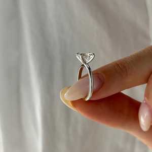 Bague solitaire ovale en diamant de laboratoire de 1,5 carat à 4 griffes, bague de fiançailles minimaliste en or blanc, certifiée IGI - Product Image 2