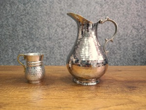 Carafe en argent au design martelé moderne, idéale pour les occasions spéciales, l'utilisation familiale et l'accueil des invités, provenant d'Inde. - Product Image 4