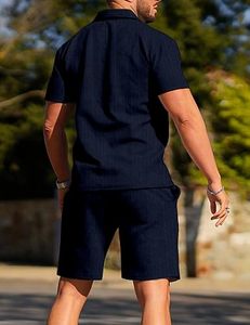 ชุดเสื้อยืดและกางเกงขาสั้นลำลองสำหรับผู้ชาย ผลิตจากโพลีเอสเตอร์ 100% ป้องกันแบคทีเรีย แห้งเร็ว สไตล์สตรีทแวร์ รับผลิตแบบ OEM - Product Image 3