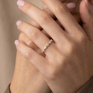 Bague demi-éternité en or massif 14 carats avec diamants de laboratoire taille marquise et taille ronde, bijoux raffinés pour anniversaires et fêtes - Product Image 5