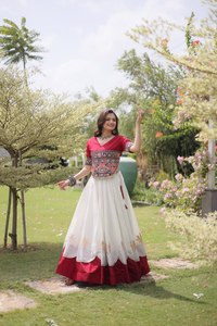 Conjunto de Lehenga Romano de Diseñador con Encaje de Lentejuelas Gota y Bordado Gamthi para Mujer - Product Image 3