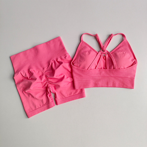 Conjunto de yoga rosa de 2 piezas con sujetador deportivo de tiras cruzadas y pantalones cortos fruncidos de cintura alta, diseño elástico en cuatro direcciones sin costuras - Product Image 5