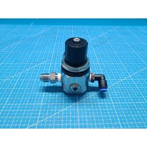Régulateur de précision pneumatique SMC SR3100-02, utilisé comme pièce détachée pour équipement semi-conducteur d'occasion - Product Image 1