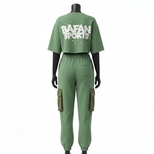 Ensemble pantalon et haut court en molleton de coton et polyester premium 300 GSM vert sauge pour femme, avec poches cargo et logo imprimé sur écran - Product Image 2