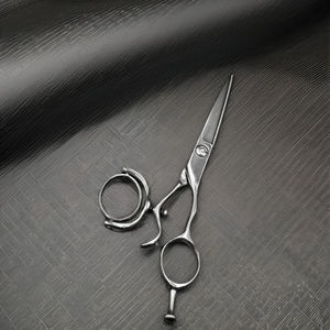 Ciseaux de coiffure professionnels japonais en acier inoxydable, affûtés, à manche décalé, finition miroir, argentés, pour droitiers, fabriqués à Taïwan - Product Image 1