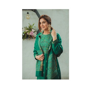 Collection Hiver Exclusive Safaa Dilkash : Vêtements d'Hiver Designer pour Femmes avec Broderies Riches – En Vente - Product Image 1