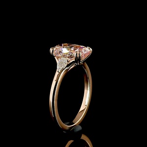 แหวนหมั้นเพชรเพาะเลี้ยงสีชมพูทรงคุชชั่น 2.75 กะรัต รับรองโดย IGI ทองคำแท้ 18K ประดับเพชรสามเม็ด สำหรับงานแต่งงาน - Product Image 2
