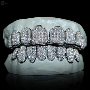 Grillz personnalisés en or blanc 14 carats avec diamants de laboratoire et un look entièrement serti pour un style hip-hop. - Product Image 1