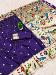 Sari en soie violette avec broderies florales et motifs de paon, tenue de mariage indienne traditionnelle pour femmes - Product Image 2